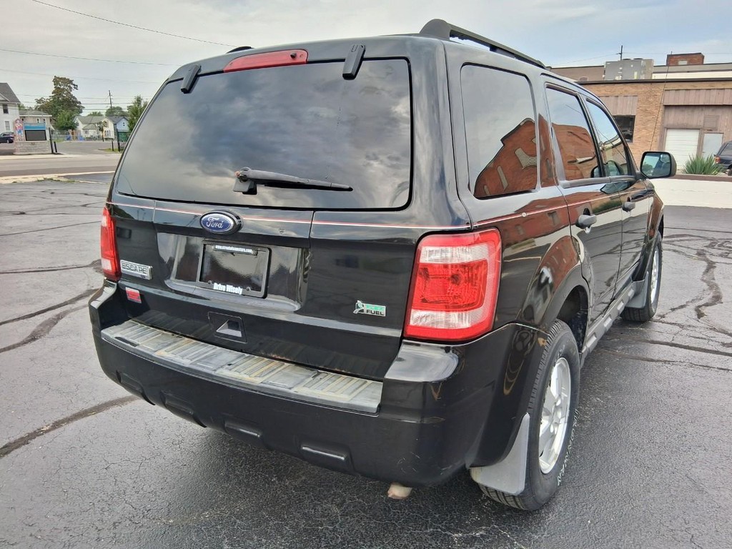 Ford Escape Vehicle Full-screen Gallery Image 05