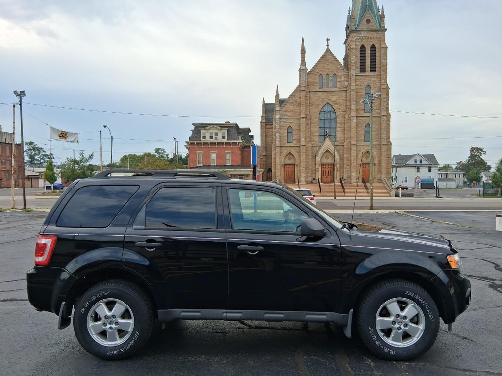 Ford Escape Vehicle Full-screen Gallery Image 06