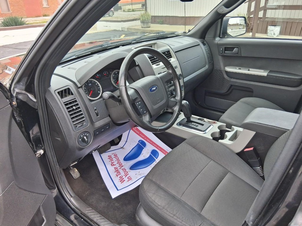 Ford Escape Vehicle Full-screen Gallery Image 09