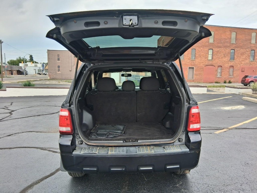 Ford Escape Vehicle Full-screen Gallery Image 12