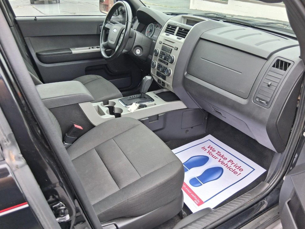 Ford Escape Vehicle Full-screen Gallery Image 15