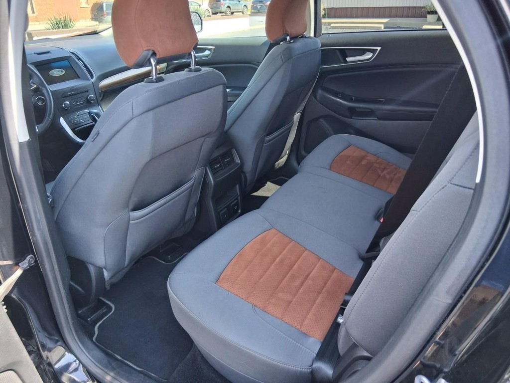 Ford Edge Vehicle Full-screen Gallery Image 10