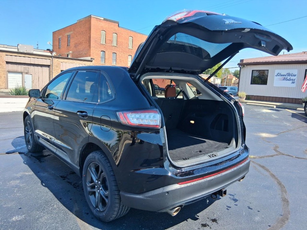 Ford Edge Vehicle Full-screen Gallery Image 11