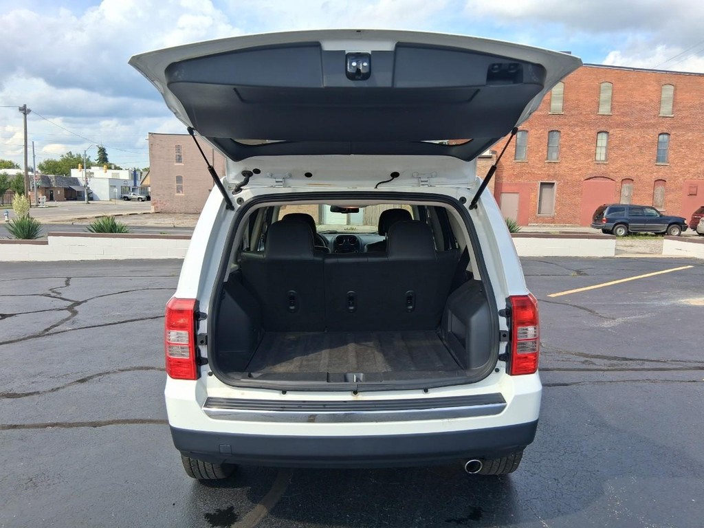 Jeep Patriot Vehicle Full-screen Gallery Image 12