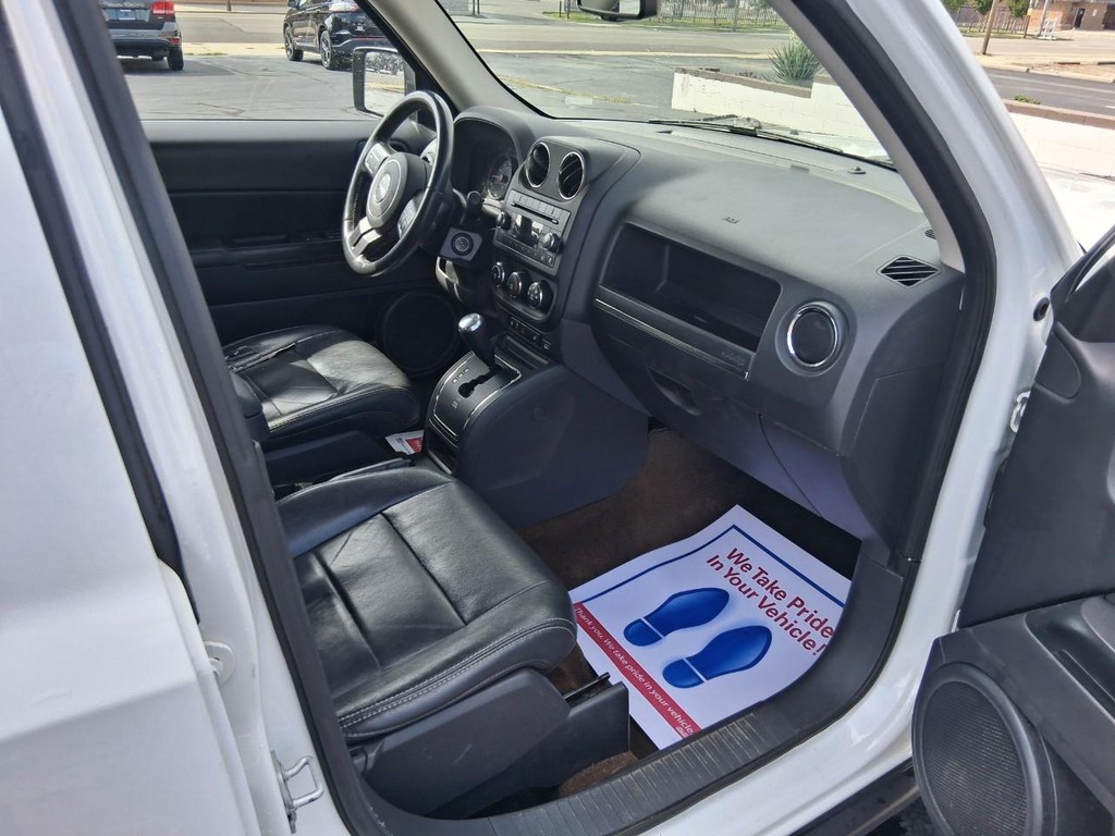 Jeep Patriot Vehicle Full-screen Gallery Image 15