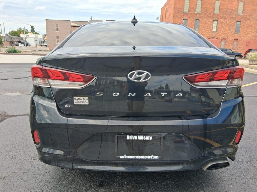 Hyundai Sonata Vehicle Full-screen Gallery Image 04