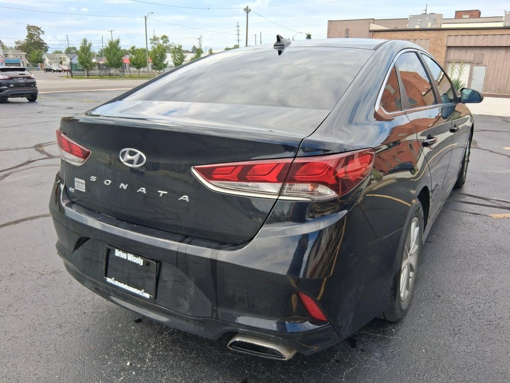 Hyundai Sonata Vehicle Full-screen Gallery Image 05