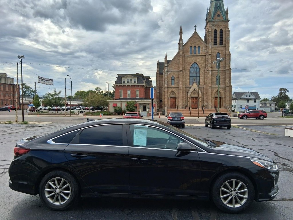 Hyundai Sonata Vehicle Full-screen Gallery Image 06