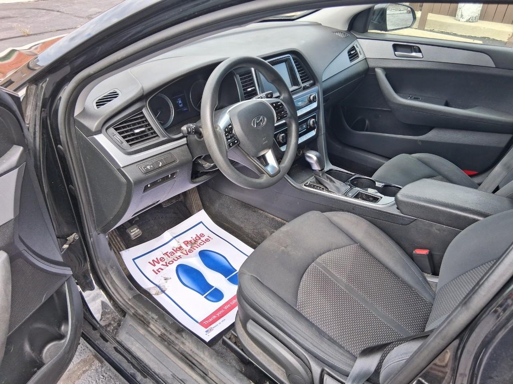 Hyundai Sonata Vehicle Full-screen Gallery Image 09
