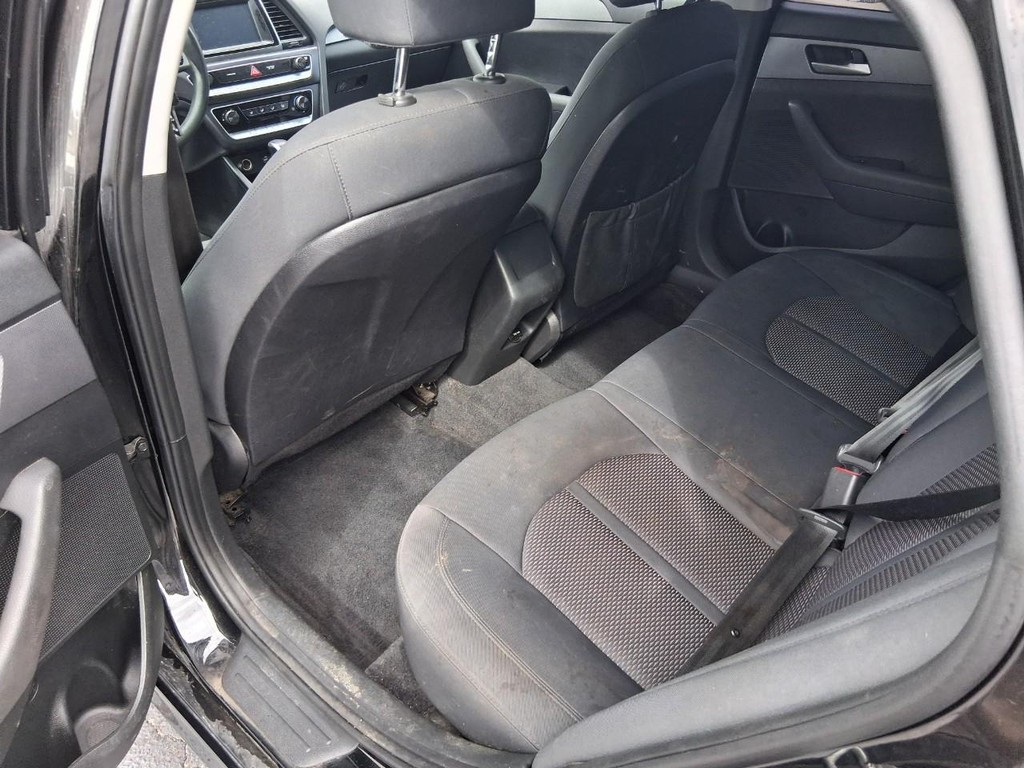 Hyundai Sonata Vehicle Full-screen Gallery Image 10
