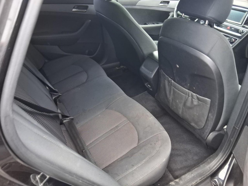 Hyundai Sonata Vehicle Full-screen Gallery Image 11