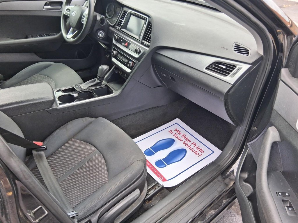 Hyundai Sonata Vehicle Full-screen Gallery Image 12