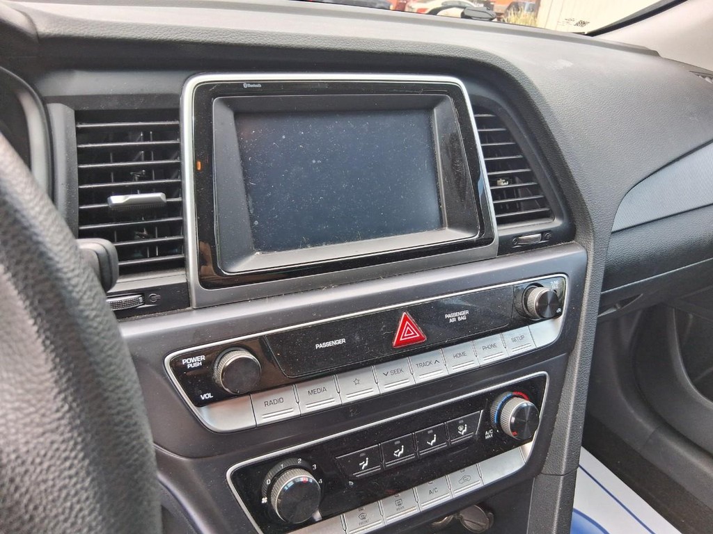 Hyundai Sonata Vehicle Full-screen Gallery Image 14