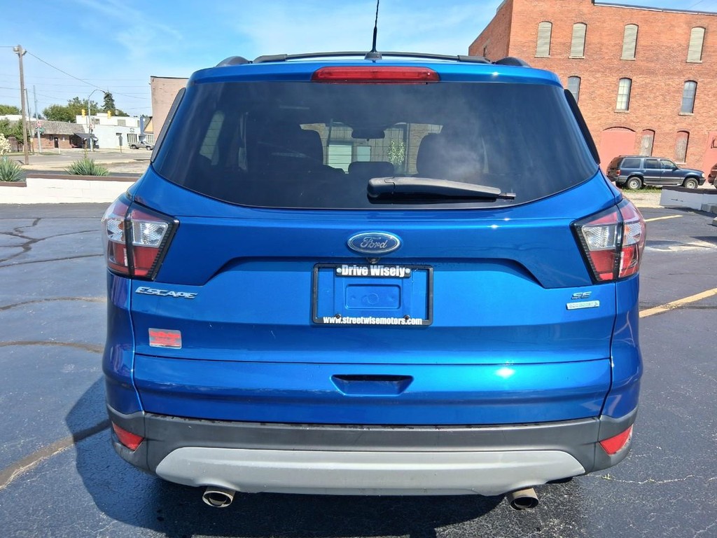 Ford Escape Vehicle Full-screen Gallery Image 04
