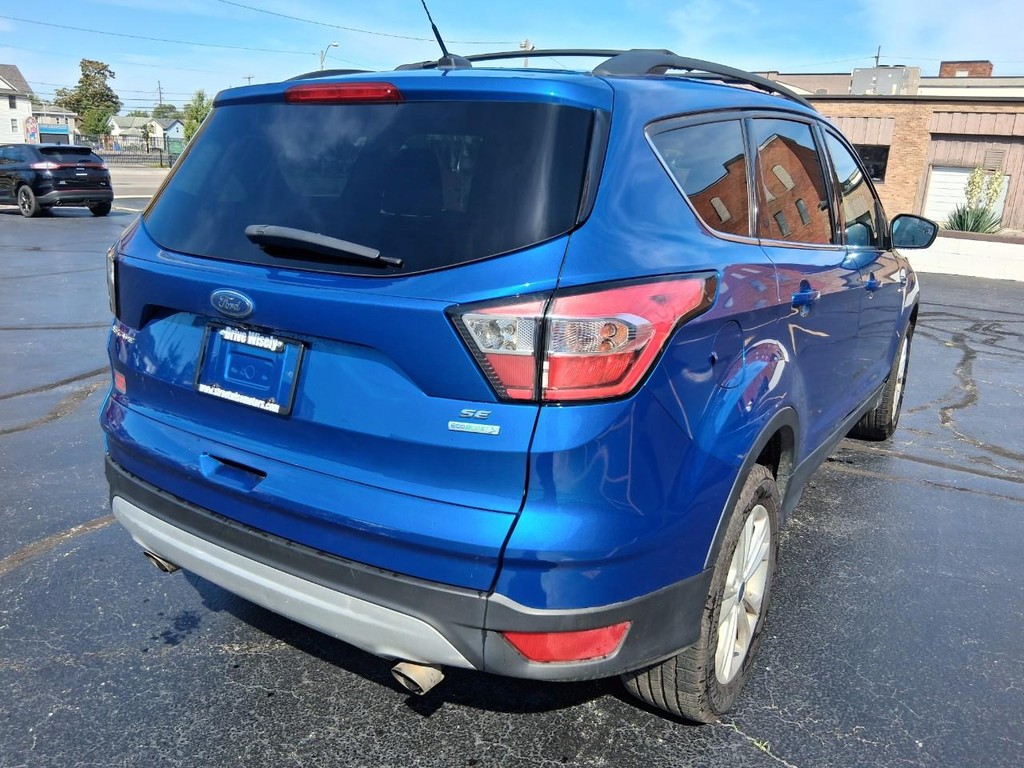 Ford Escape Vehicle Full-screen Gallery Image 05