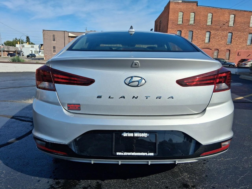 Hyundai Elantra Vehicle Full-screen Gallery Image 04
