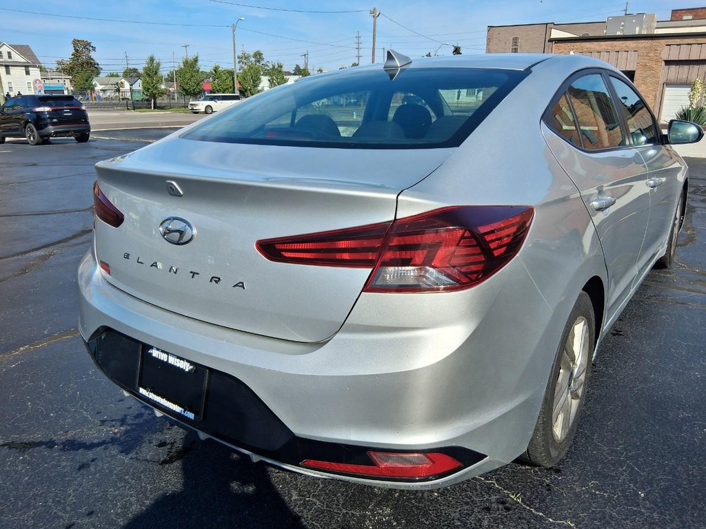Hyundai Elantra Vehicle Full-screen Gallery Image 05