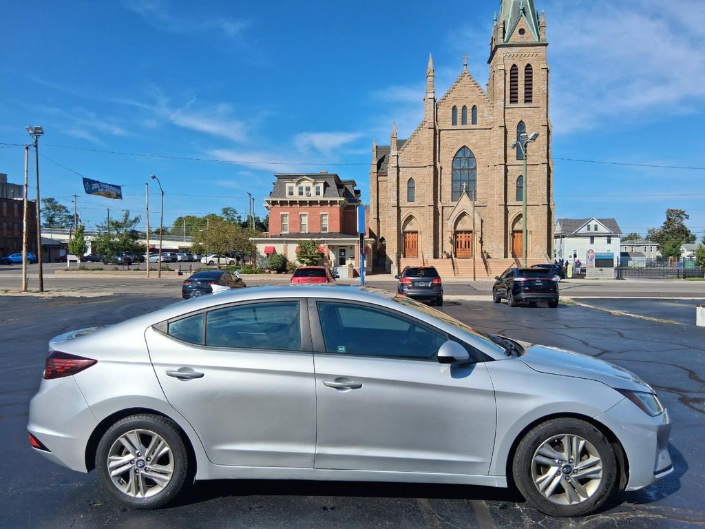 Hyundai Elantra Vehicle Full-screen Gallery Image 06