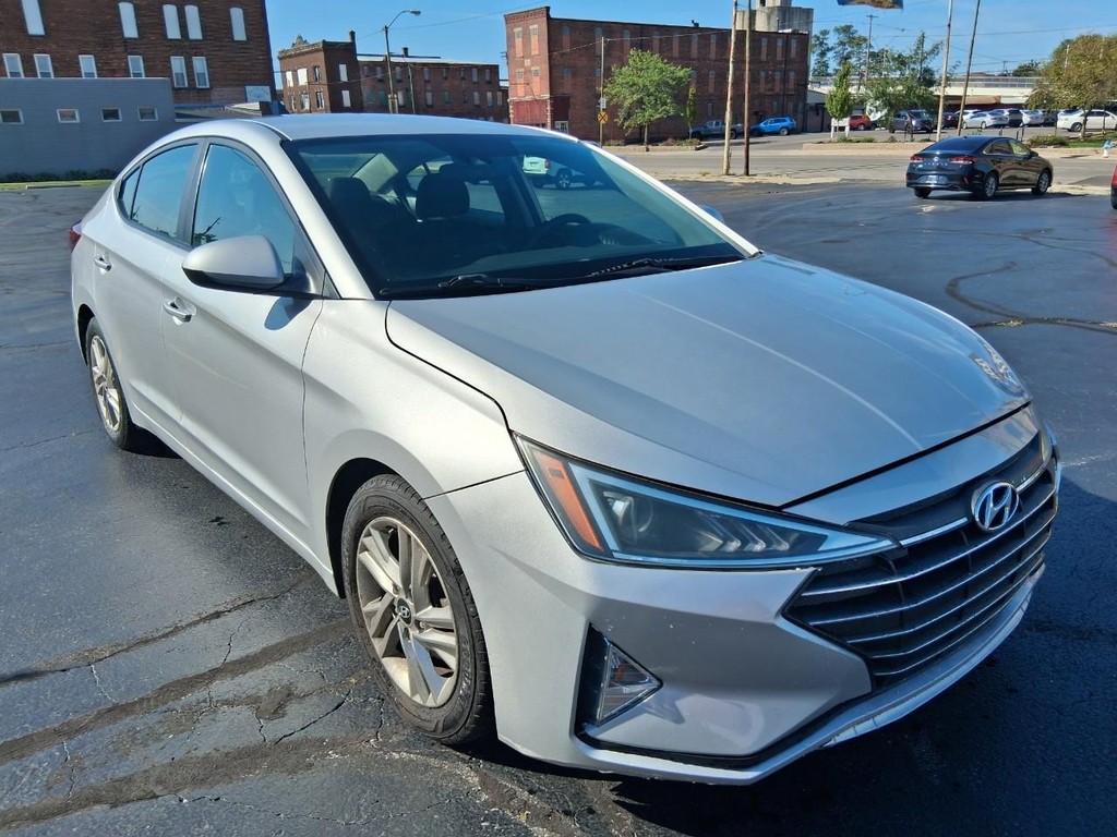 Hyundai Elantra Vehicle Full-screen Gallery Image 07