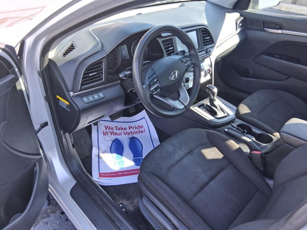 Hyundai Elantra Vehicle Full-screen Gallery Image 09