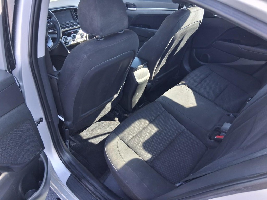 Hyundai Elantra Vehicle Full-screen Gallery Image 10