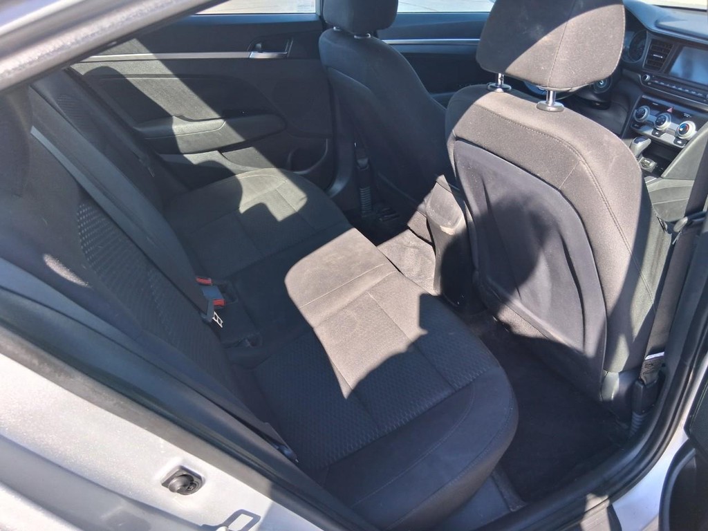 Hyundai Elantra Vehicle Full-screen Gallery Image 11
