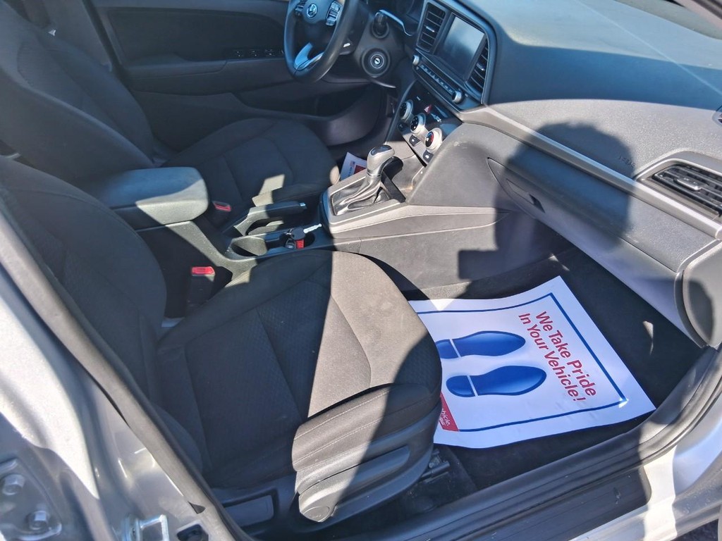 Hyundai Elantra Vehicle Full-screen Gallery Image 12