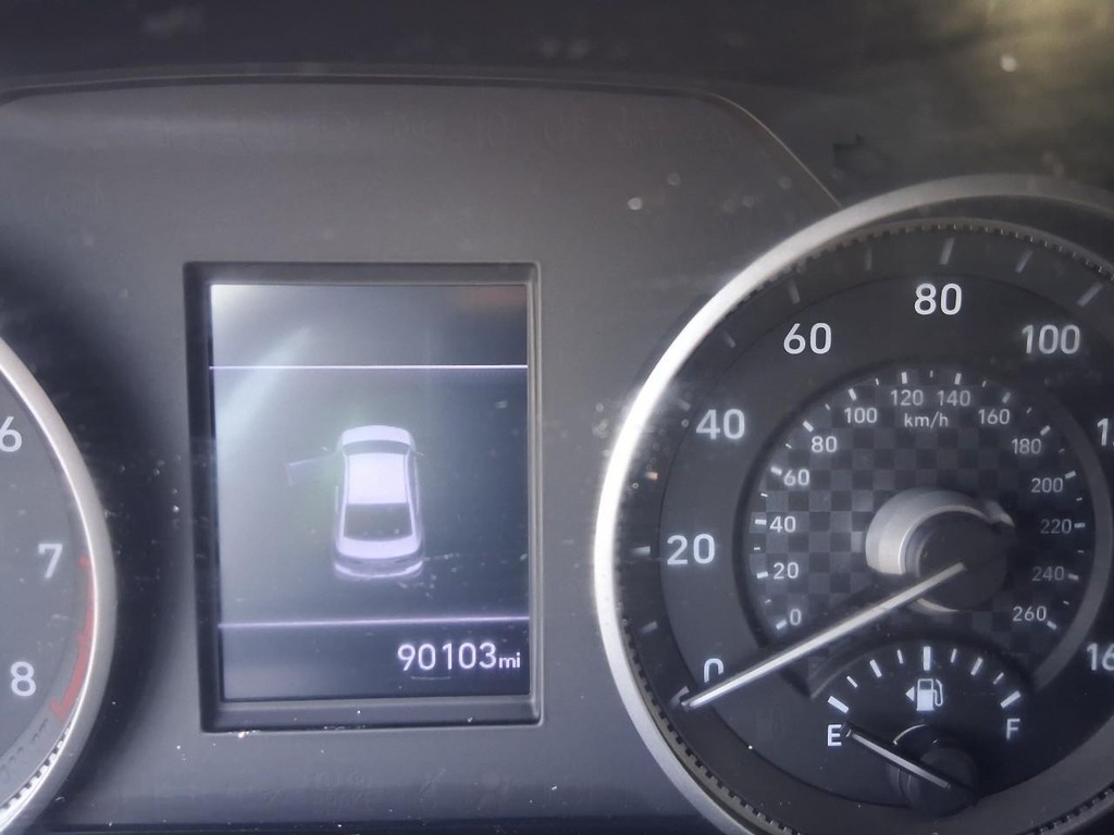 Hyundai Elantra Vehicle Full-screen Gallery Image 13