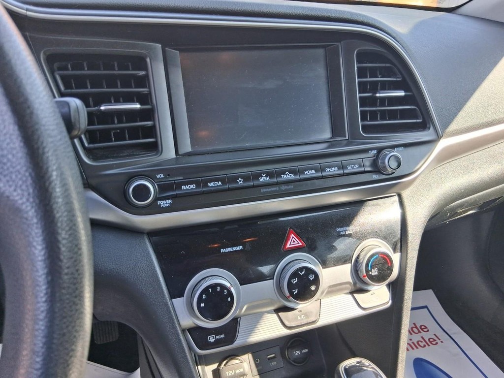 Hyundai Elantra Vehicle Full-screen Gallery Image 14