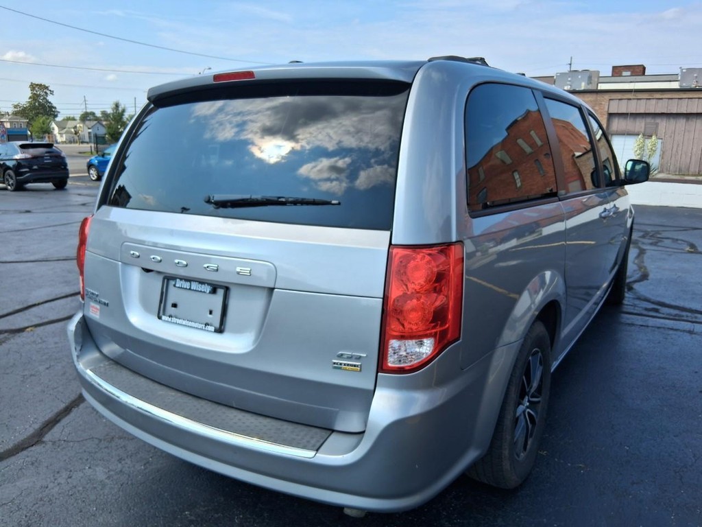Dodge Grand Caravan Vehicle Full-screen Gallery Image 05
