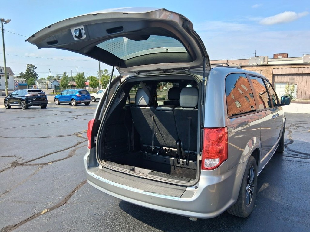 Dodge Grand Caravan Vehicle Full-screen Gallery Image 14