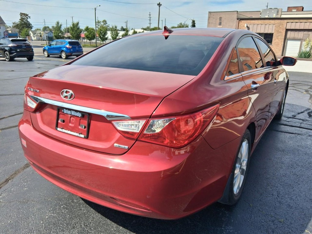 Hyundai Sonata Vehicle Full-screen Gallery Image 05