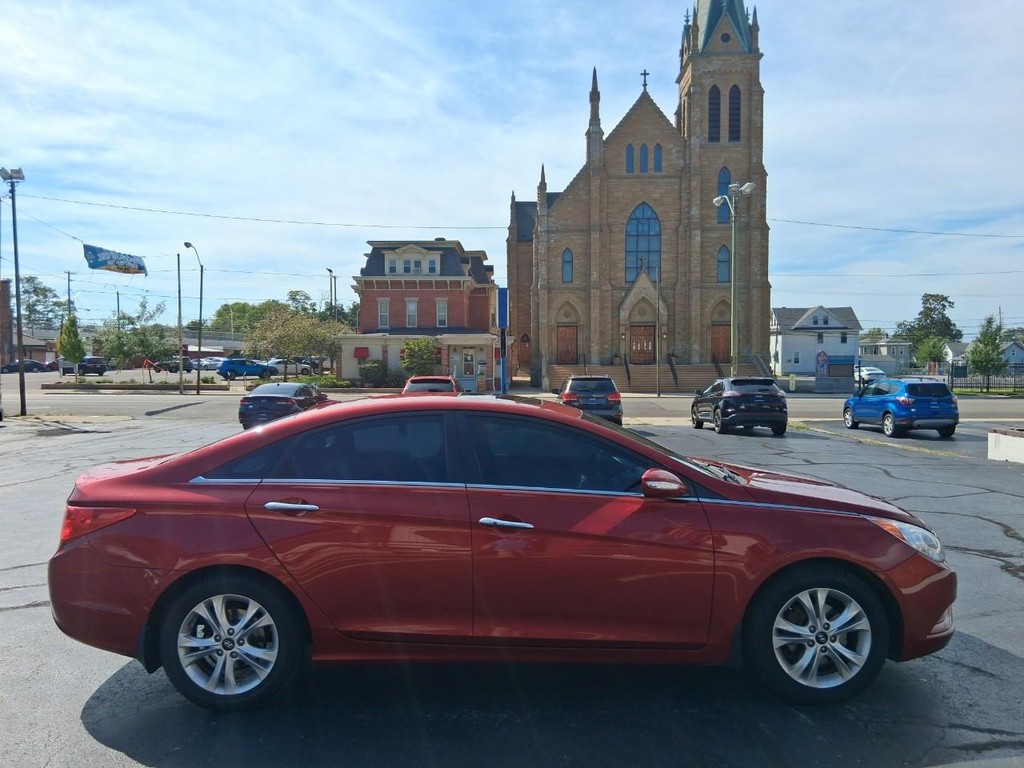Hyundai Sonata Vehicle Full-screen Gallery Image 06
