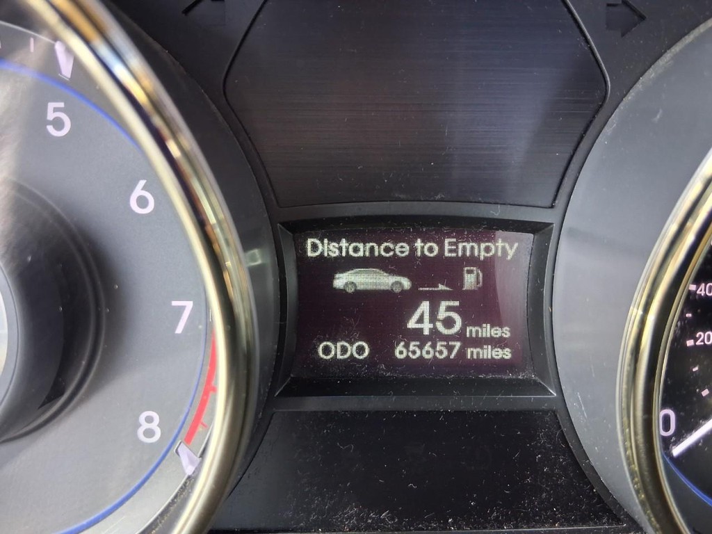 Hyundai Sonata Vehicle Full-screen Gallery Image 13