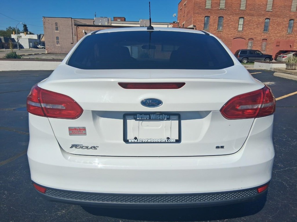 Ford Focus Vehicle Full-screen Gallery Image 04