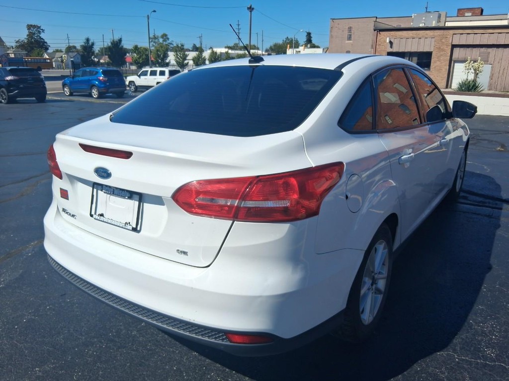Ford Focus Vehicle Full-screen Gallery Image 05