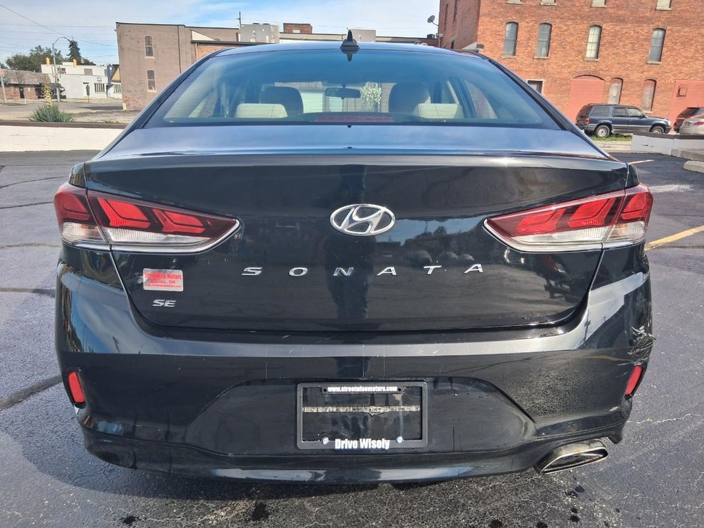 Hyundai Sonata Vehicle Full-screen Gallery Image 04