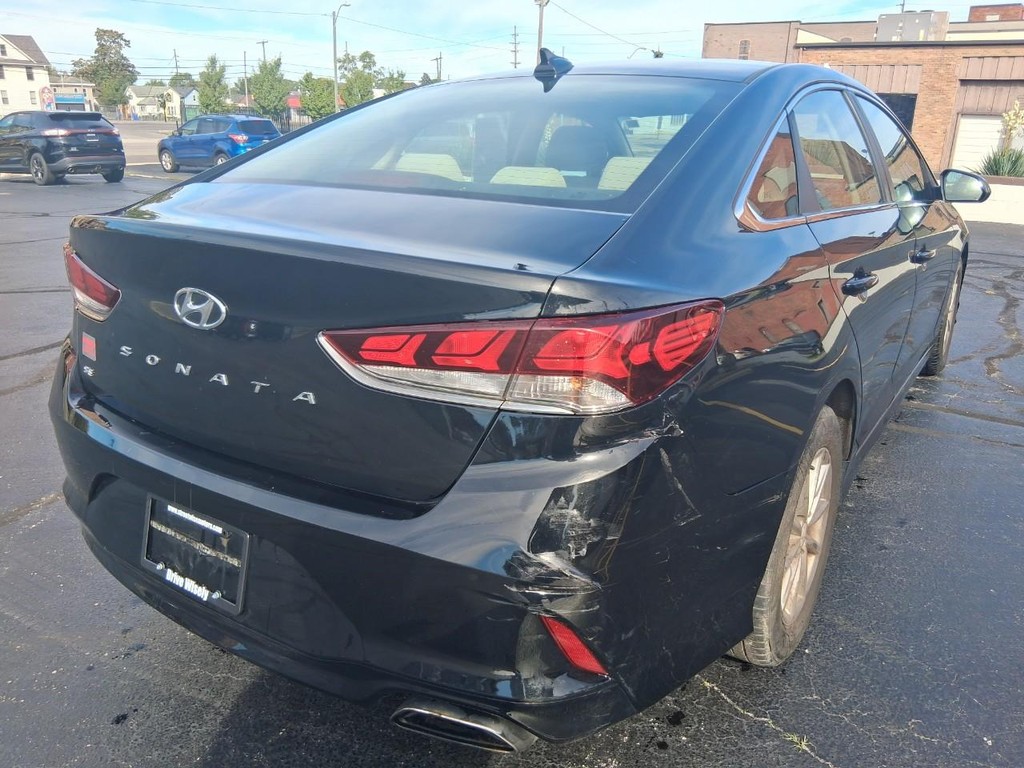 Hyundai Sonata Vehicle Full-screen Gallery Image 05