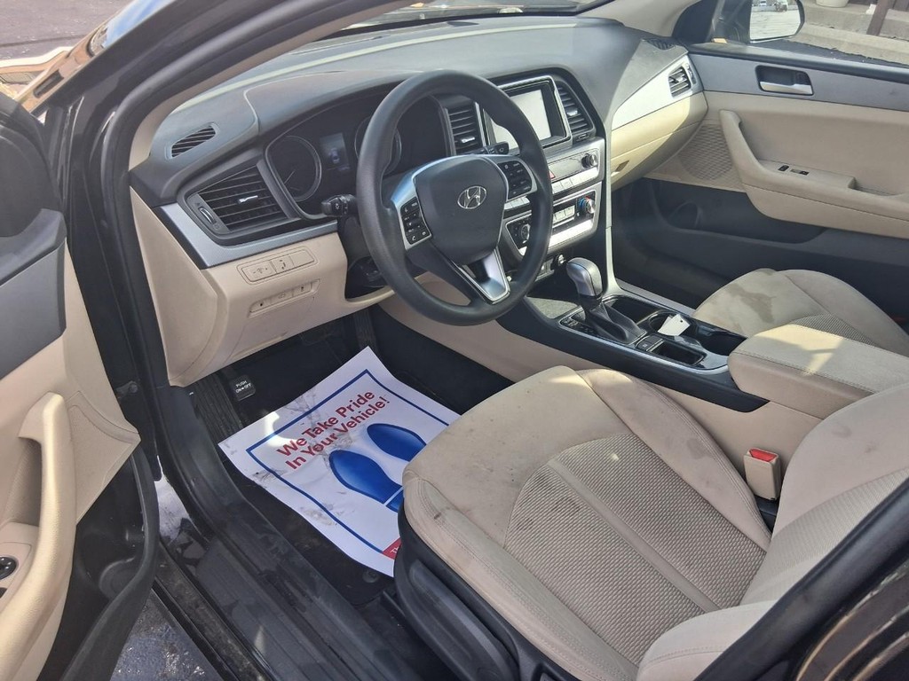 Hyundai Sonata Vehicle Full-screen Gallery Image 09