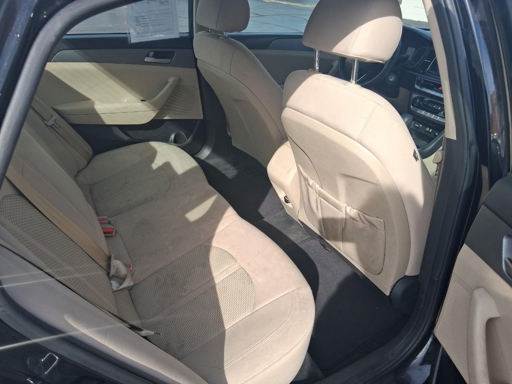 Hyundai Sonata Vehicle Full-screen Gallery Image 11