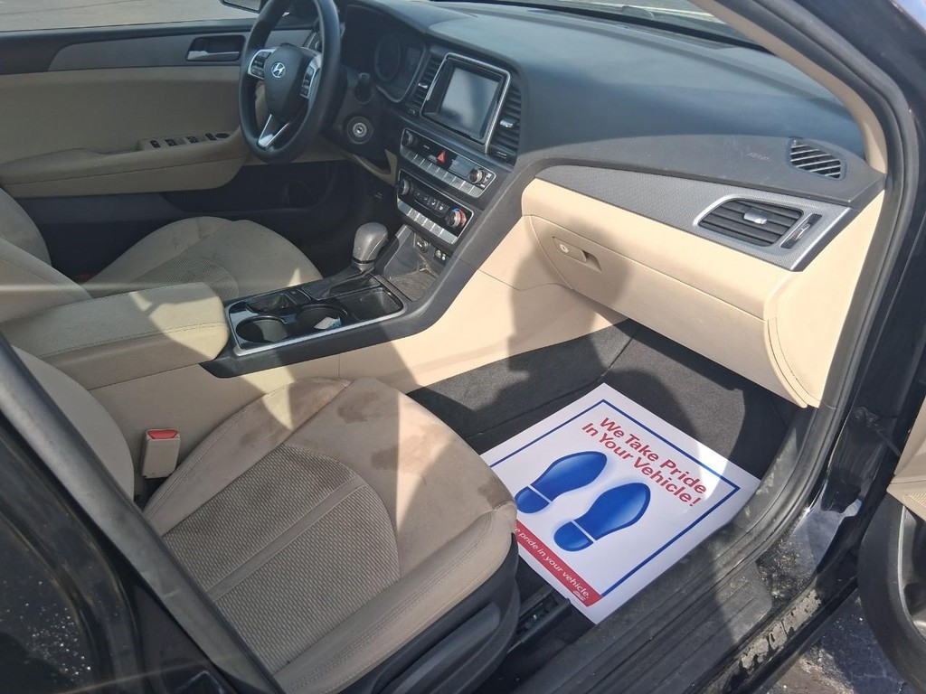 Hyundai Sonata Vehicle Full-screen Gallery Image 12