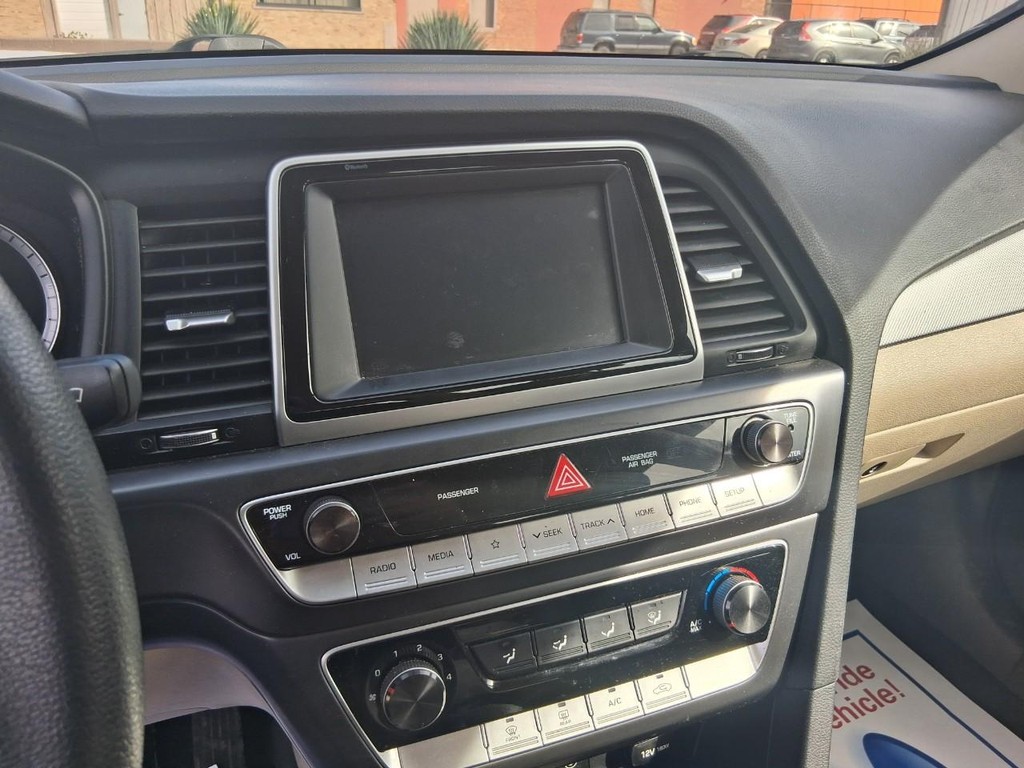 Hyundai Sonata Vehicle Full-screen Gallery Image 14
