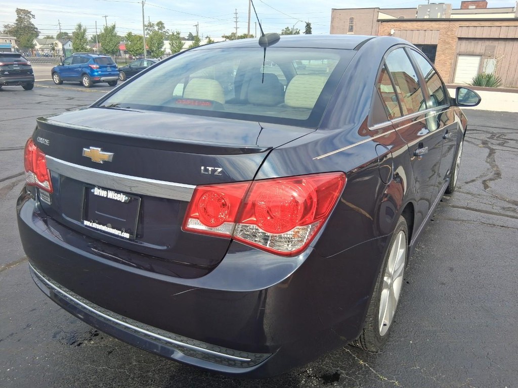 Chevrolet Cruze Limited Vehicle Full-screen Gallery Image 05