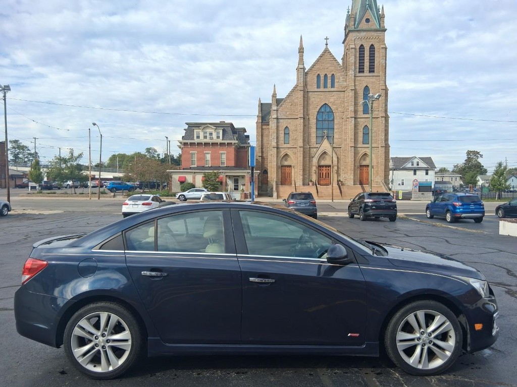 Chevrolet Cruze Limited Vehicle Full-screen Gallery Image 06
