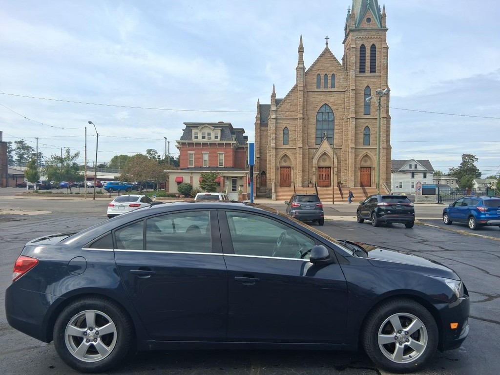Chevrolet Cruze Vehicle Full-screen Gallery Image 06