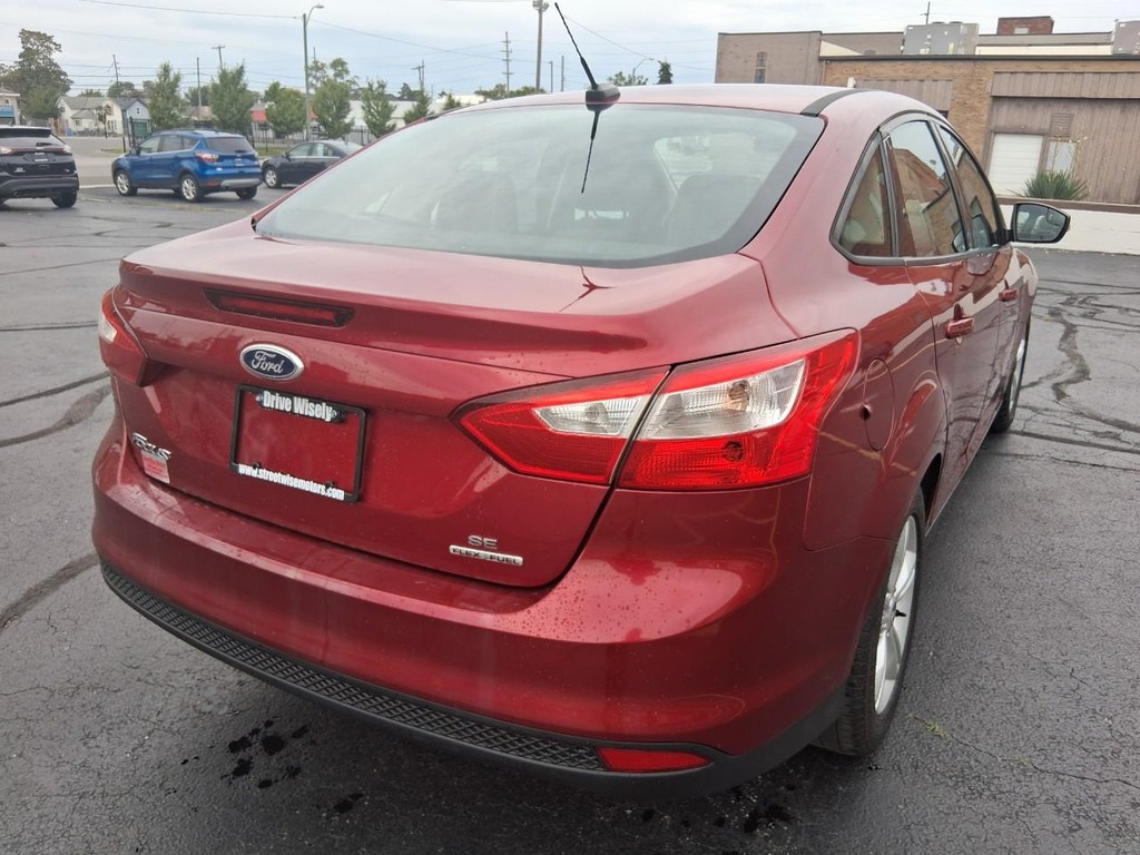 Ford Focus Vehicle Full-screen Gallery Image 05