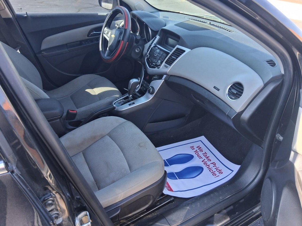 Chevrolet Cruze Vehicle Full-screen Gallery Image 12