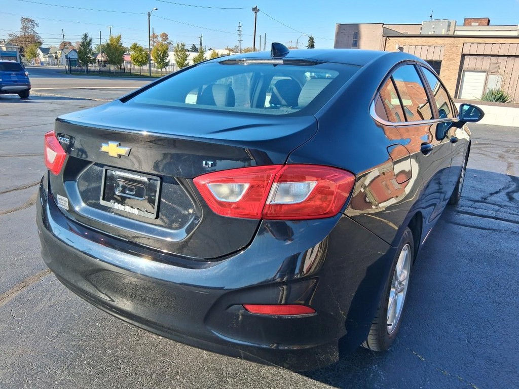 Chevrolet Cruze Vehicle Full-screen Gallery Image 05