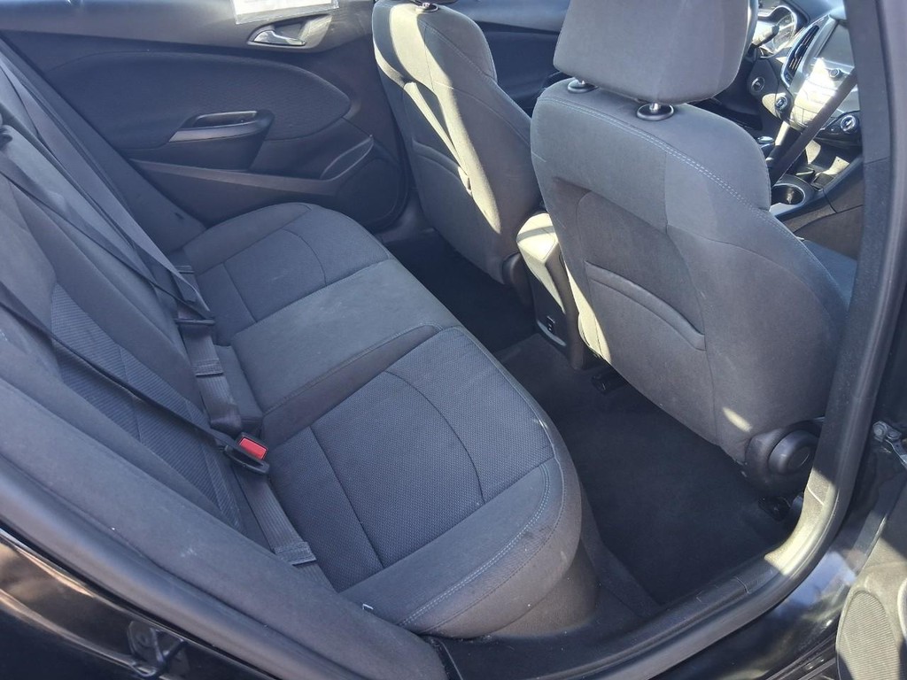 Chevrolet Cruze Vehicle Full-screen Gallery Image 11