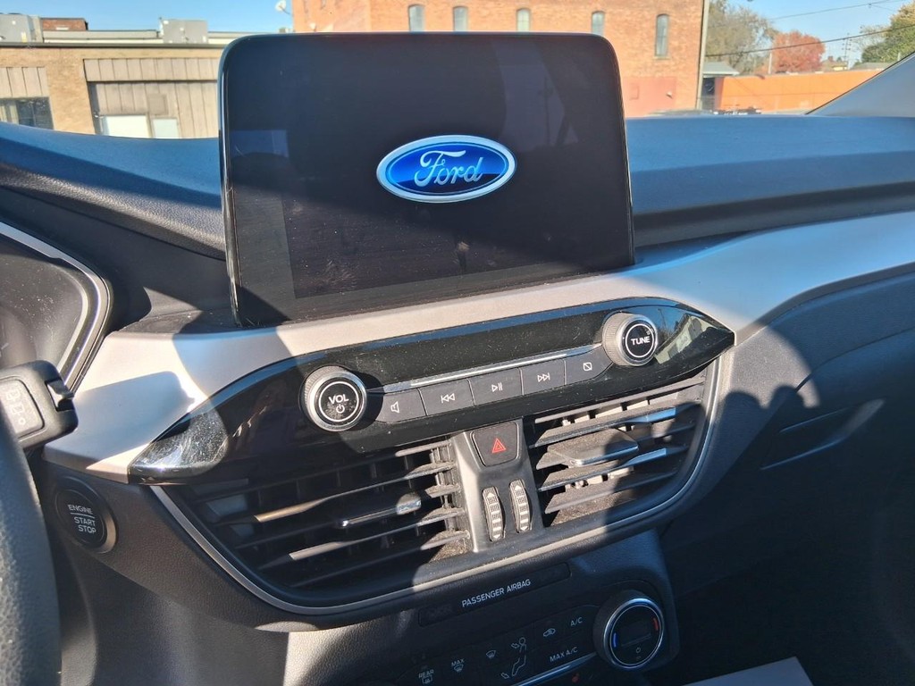 Ford Escape Vehicle Full-screen Gallery Image 17